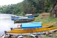 Barcas que ofrecen pequeñas navegaciones por el lago