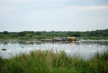 Ferry cruzando el Nilo Blanco. Residuos tóxicos en la superficie del agua