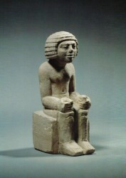 Estatua sedente de un hombre Caliza margosa 14,6 cm Serdab mastaba S2441 Guiza inv nº 3025 din VI