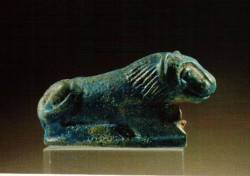 Figura de león fayenza 7 cm Cementerio N tumba 336 Aniba inv nº 4586 din XII