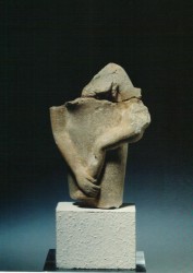Parte inferior de una figura de madre con niño Caliza 10,4 cm mastaba D37 Guiza inv nº 2446 din V