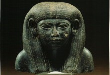 Parte superior de estatua de una reina Diorita 10,1 cm procedencia desconocida inv nº 6017 din XII