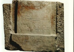 Parte superior de falsa puerta de Chui-en-chum Caliza 68 cm Abusir inv nº 48 din VI