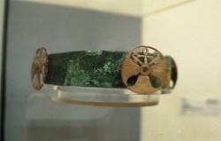 Diadema. Cobre y lámina de oro diámetro 19 cm Mastaba D 208 Guiza inv nº 2500 din V-VI